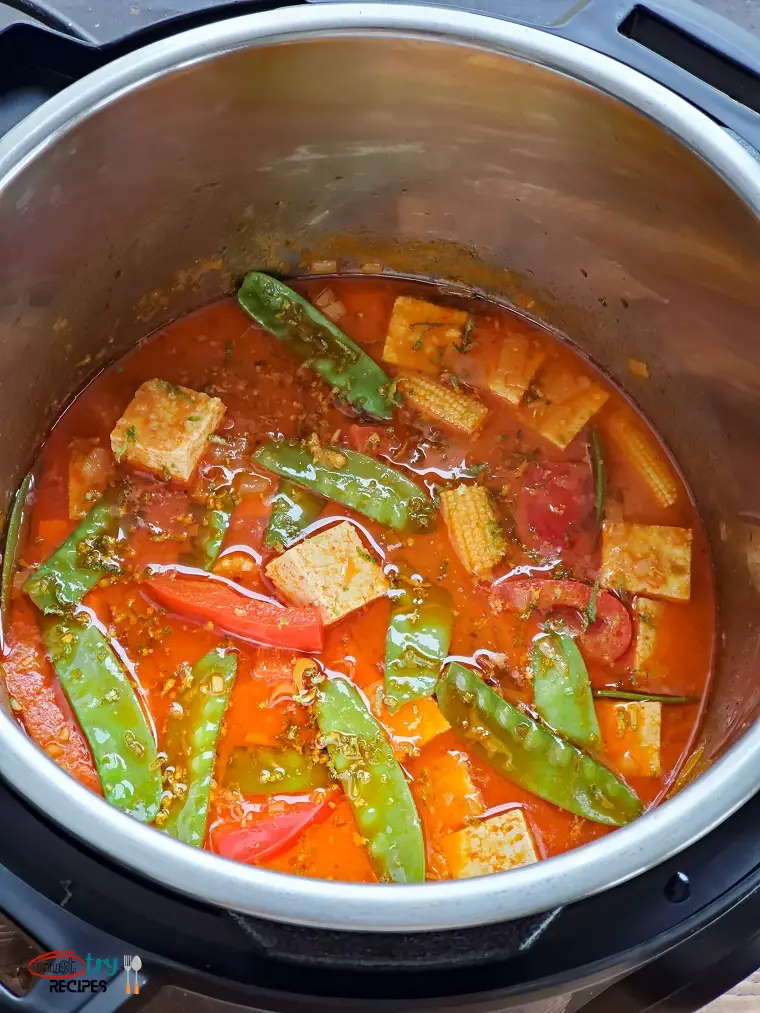 vegetarian red thai curry in instant pot