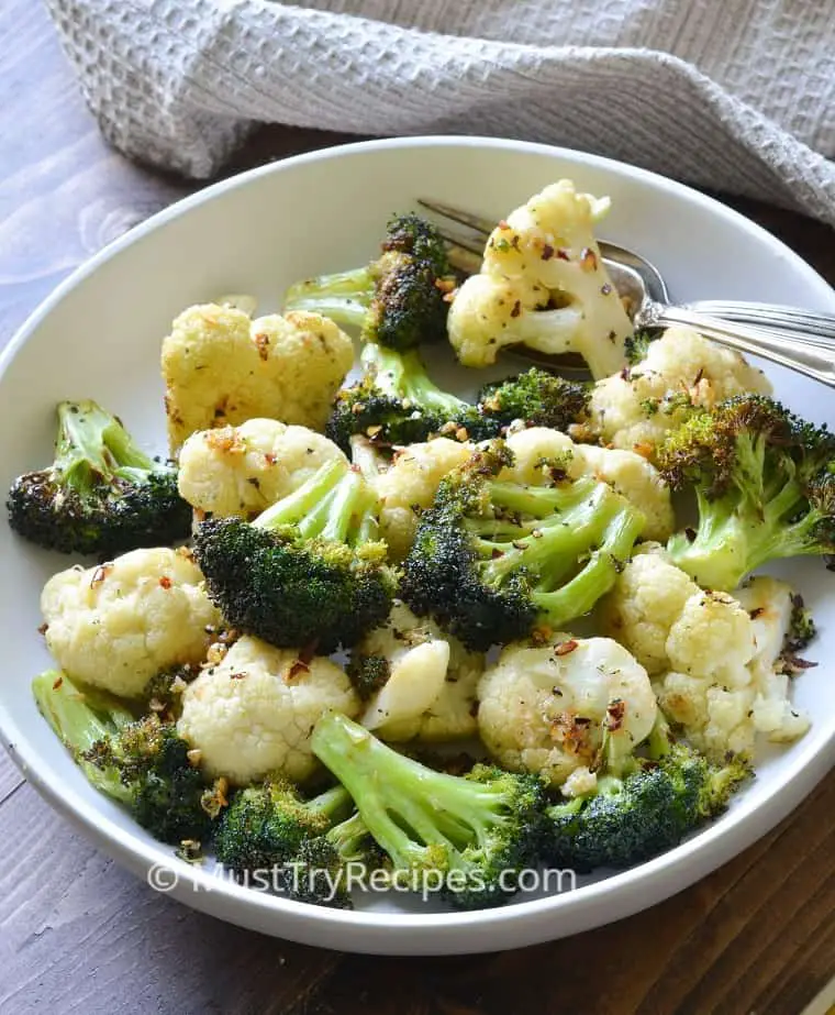 air fryer broccoli and cauliflower served in a white plate